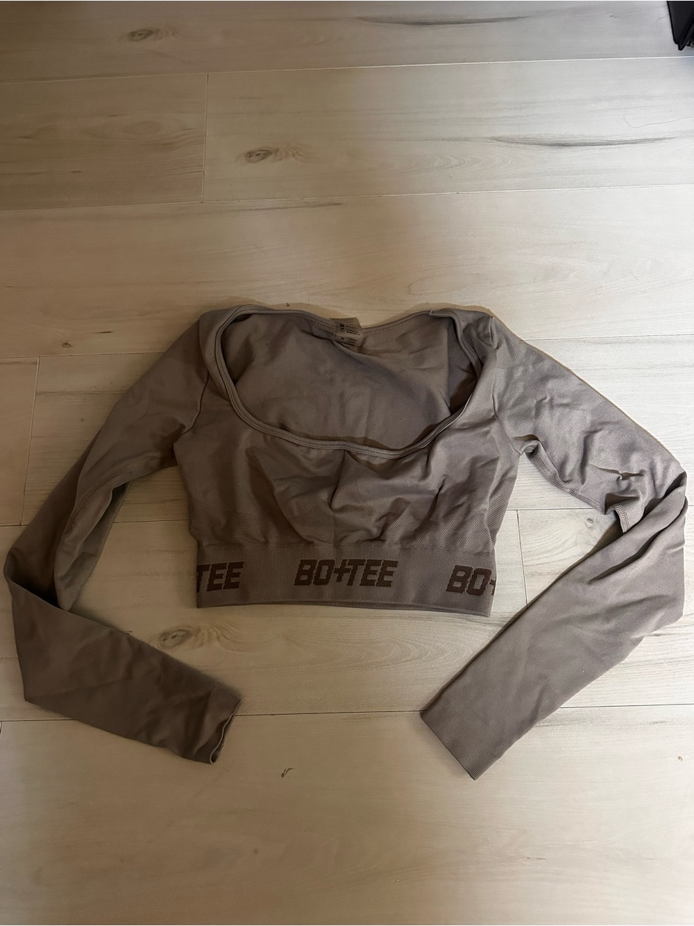 BO+TEE Taupe Long-Sleeve Scoop Crop Top Size Medium 0140